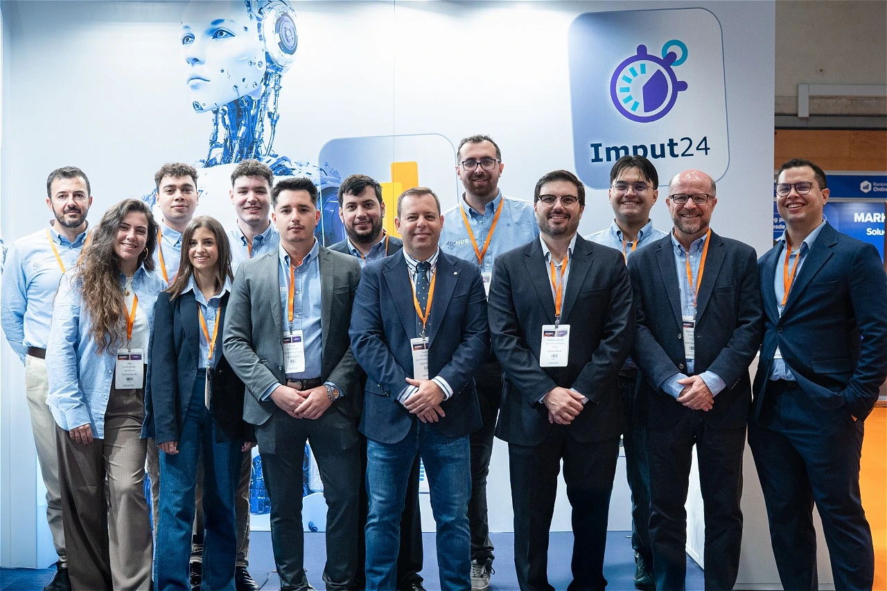 Equipo de HUB Consultores trabajando